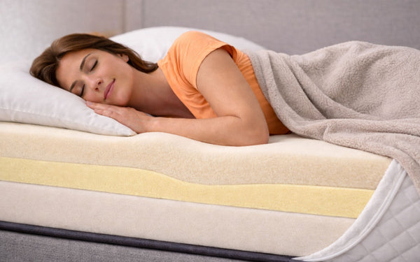 Colchón memory foam adaptándose al cuerpo de una mujer mientras duerme, mostrando cómo la espuma se amolda y distribuye el peso.