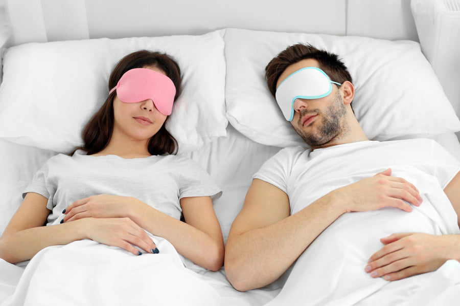 Pareja durmiendo en el colchón perfecto para su recámara en Atlas del Descanso